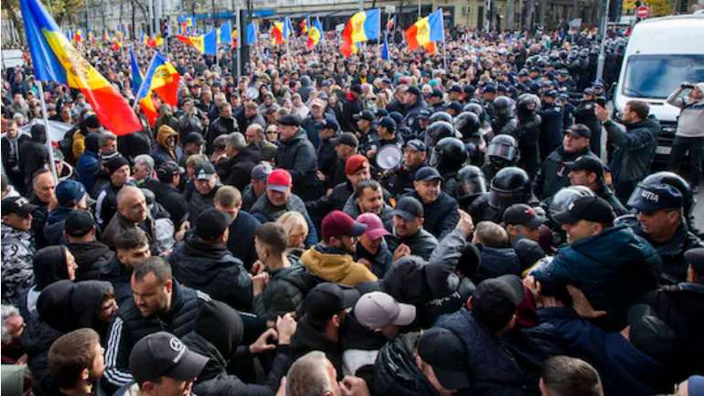 Зіткнення прихильників політичної партії «Шор»  з поліцією під час протесту в центрі Кишинева 23 жовтня.