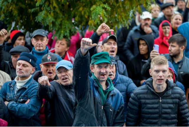 Прихильники партії Шор протестують перед будівлею генеральної прокуратури в Кишиневі 23 жовтня.