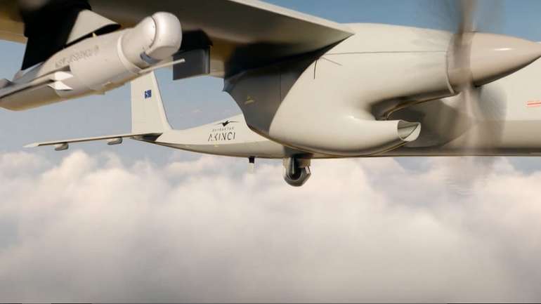 Дрон-камікадзе Alpagut під крилом безпілотника Akinci