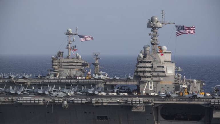 U.S.S. Gerald R. Ford поряд із USS Harry S. Truman