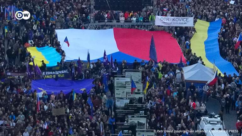 Десятки тисяч людей вийшли у Празі на мітинг на підтримку демократії