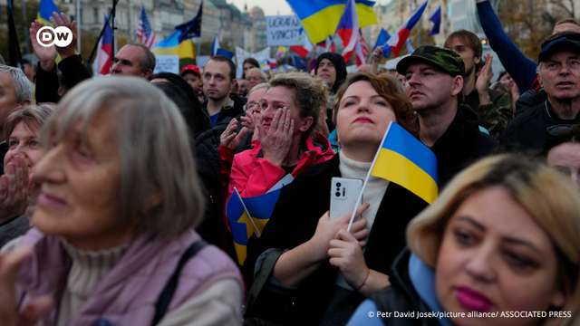 Десятки тисяч людей вийшли у Празі на мітинг на підтримку демократії_3