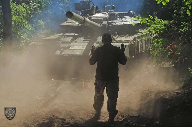 Українські танкісти прицільно влучають в окупантів на Донеччині_5