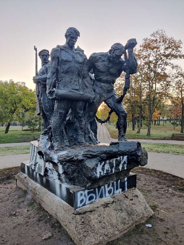 Кияни вимагають від Кличка демонтувати пам'ятник російським окупантам_1