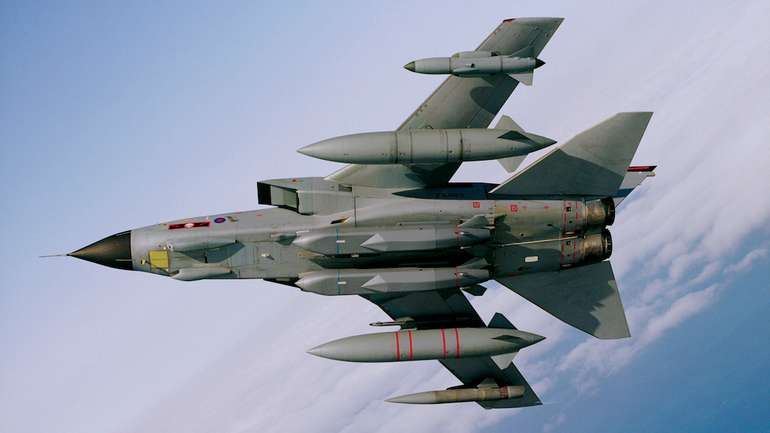 Tornado GR4 RAF з двома ракетами Storm Shadow під фюзеляжем