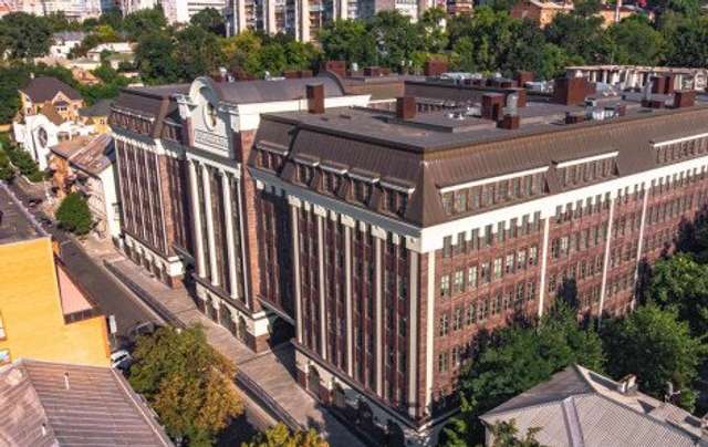Як Резніченко і фітнес тренерка пов’язані з консультантом