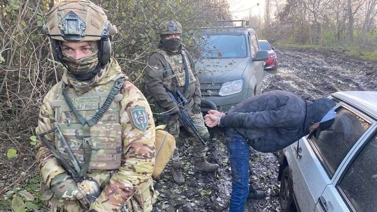 Прикордонники затримали контрабандистів російської зброї
