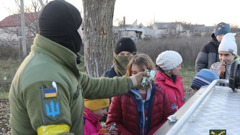 Діти Лиману радо вітають своїх визволителів від російських загарбників