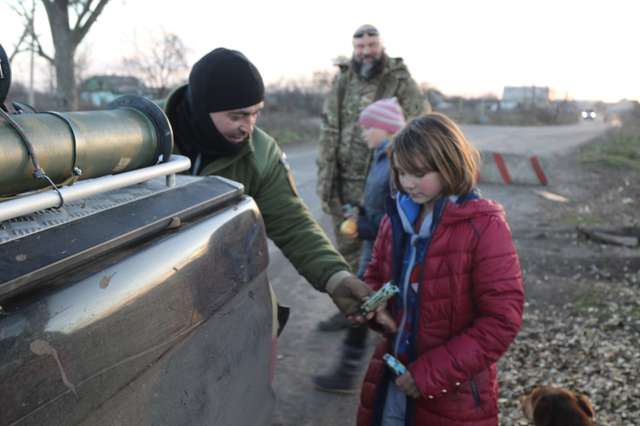 Діти Лиману радо вітають своїх визволителів від російських загарбників_1