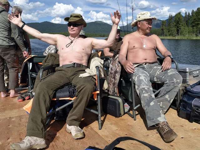 путін (ліворуч) у супроводі сергія шойгу під час риболовлі на півдні Сибіру, 2017 рік.