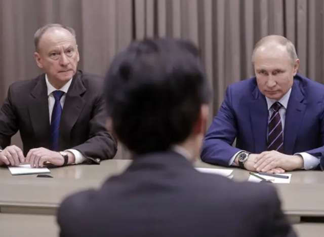Секретар Ради безпеки росії Микола Патрушев і президент росії володимир путін під час зустрічі з генеральним секретарем Ради національної безпеки Японії. 