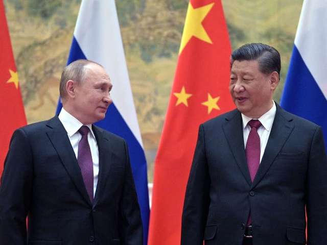  путін і лідер Китаю Сі Цзіньпін позують під час зустрічі у Пекіні у лютому цього року