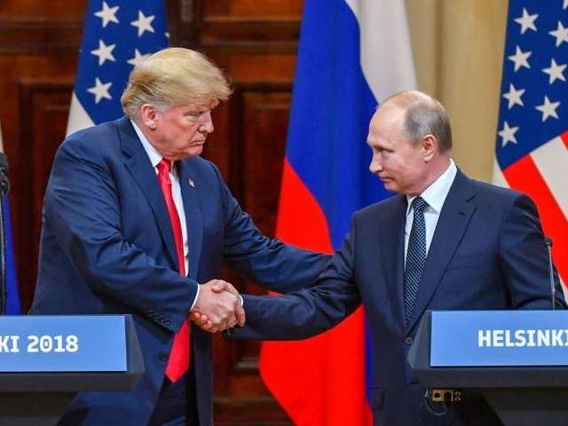  Президент США Дональд Трамп і президент Росії володимир путін після зустрічі у Гельсінкі у 2018 році