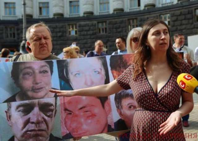 Простест під Будинком уряду. На плакаті фото жертв будівельної мафії на Приірпінні