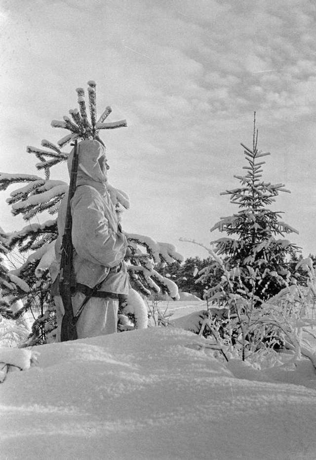 Рядовий солдат Мікко Калліонпяя споглядає у бік окупованої совєтами Карелії (знимка зроблена вранці 30.XI.1939).