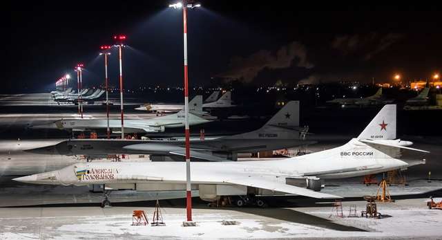 Рашистські Ту-160 на аеродромі