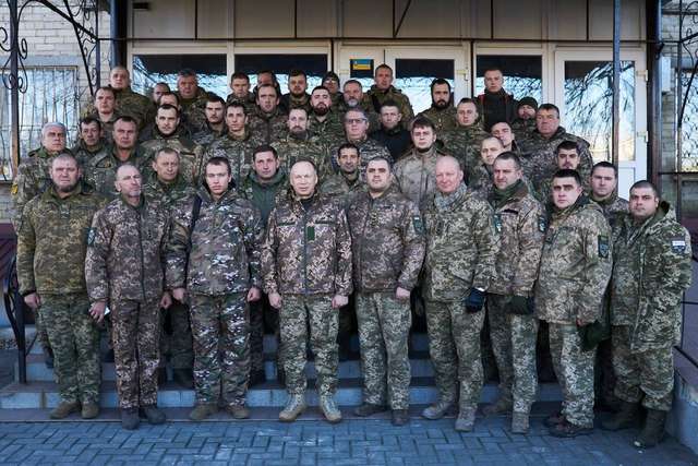 Командувач Сухопутних військ навідався з подарунками на передову_1