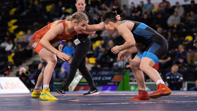 Боротьба Аліна Грушина в сутичці зі срібною олімпійською чемпіонкою Токіо Пан Цяньюй (Китай)