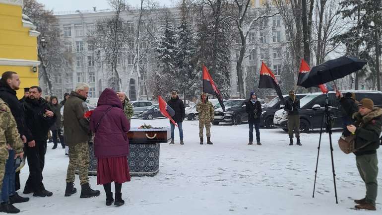 Україна сльозами дощу і снігу прощається з Артемом Скоропадським