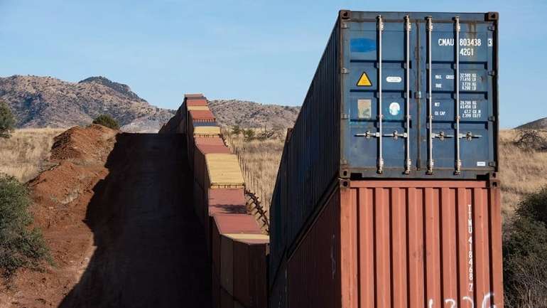 На замітку ДПСУ: у США контейнерами зміцнюють держкордон