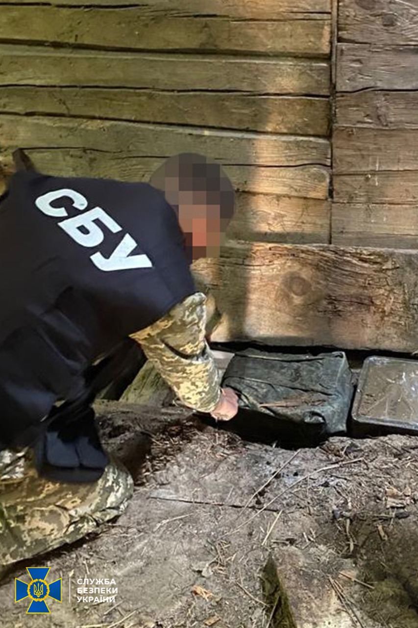 СБУ знайшла заховані арсенали окупантів у Чернігівській області_5