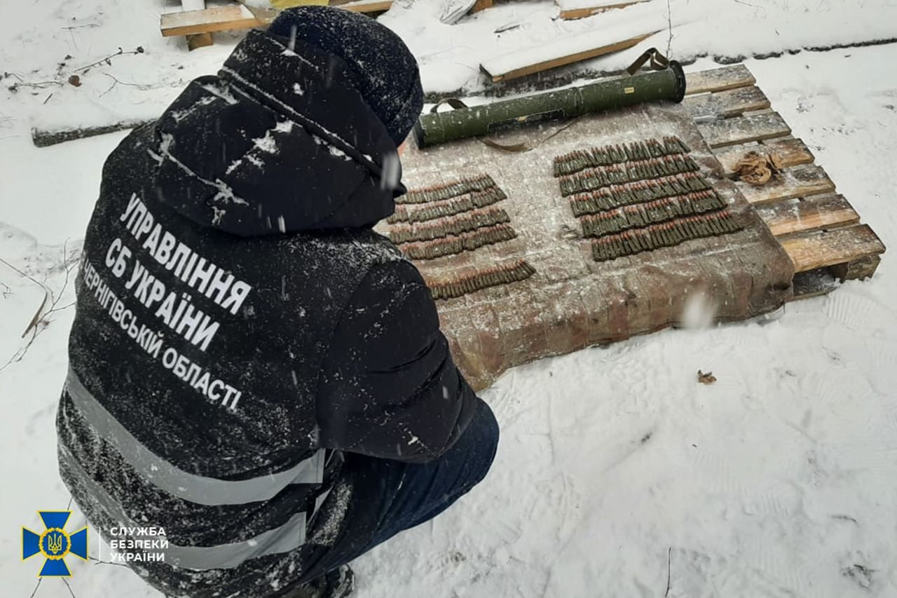 СБУ знайшла заховані арсенали окупантів у Чернігівській області_10