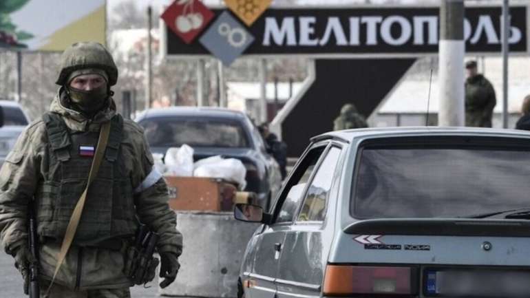 російські військові перекидають велику кількість військової техніки через Маріуполь