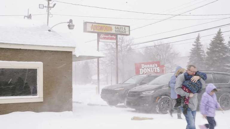 Через різке похолодання і сніговий шторм сотні тисяч жителів США залишилися без електрики