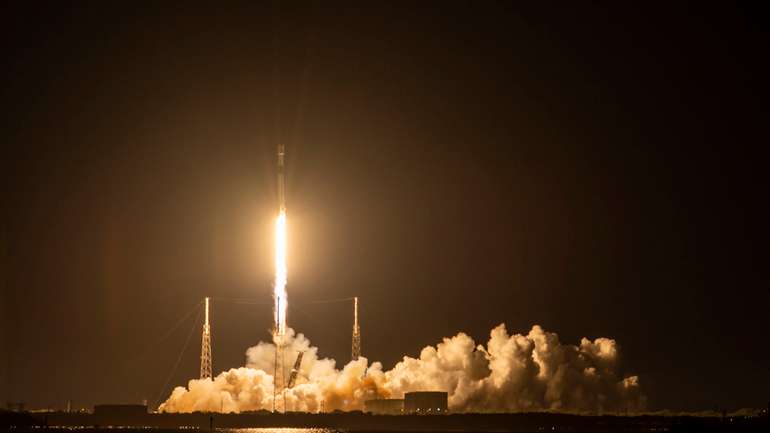 SpaceX вивела на орбіту Starlink 2-го покоління, які можуть роздавати інтернет на смартфони