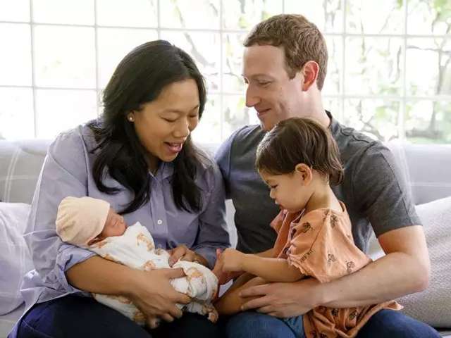 Марк Цукерберг опублікував новорічне фото вагітної дружини_2