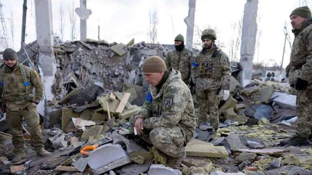Розбір завалів у казармі морпіхів у Миколаєві