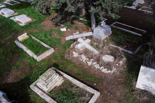 Невідомі варвари осквернили християнський цвинтар в Єрусалимі_2