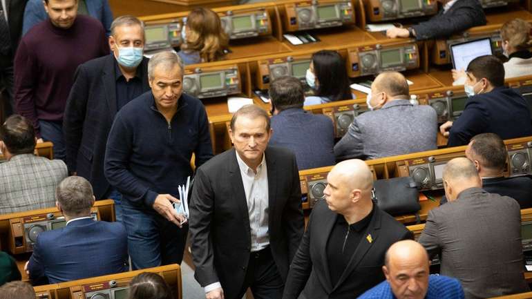 «Голосують за командою»