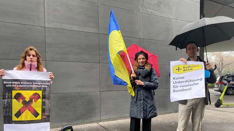 Ілюстративне фото: акція у Відні проти роботи "Raiffeisen Bank International" на території рф