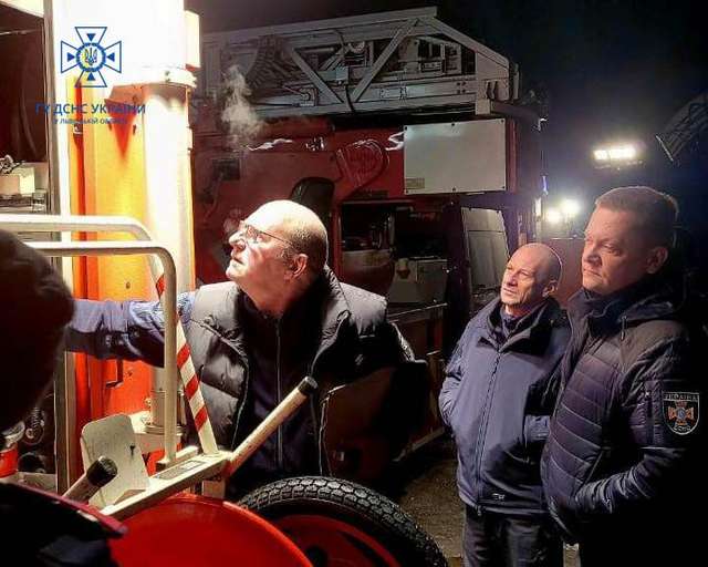 Німецькі вогнеборці передали спецтехніку українським колегам_1