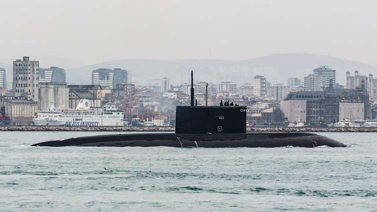 Ілюстративне фото: російська підводний човен під час проходження Босфору