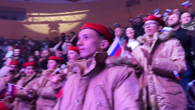 «Я – русский»: дітей Маріуполя примусово звезли на кремлівський шабаш