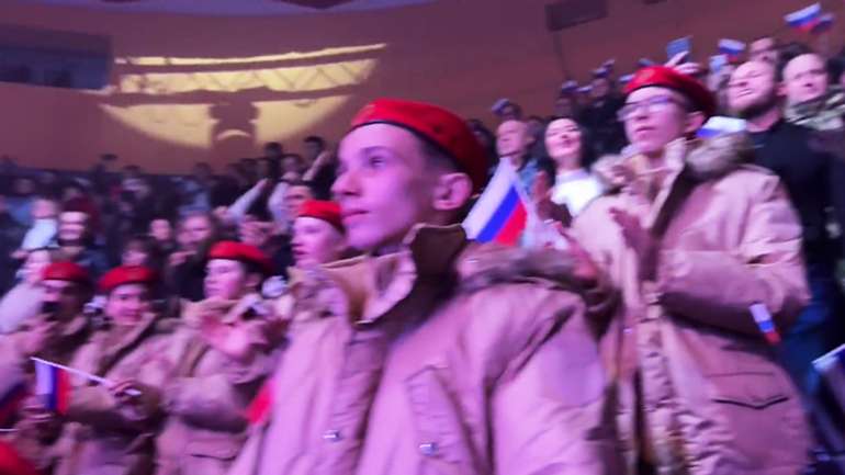 «Я – русский»: дітей Маріуполя примусово звезли на кремлівський шабаш