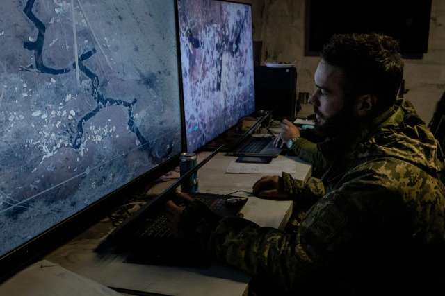 Цього місяця українець переглядає кадри російських окопів з дрона.