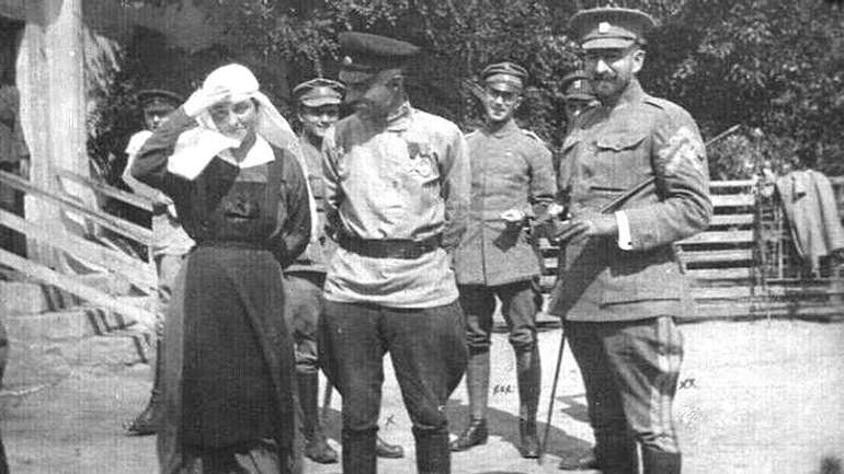 Олександр Натієв (у центрі) і Петро Болбочан (праворуч) на Полтавщині, 1919 рік