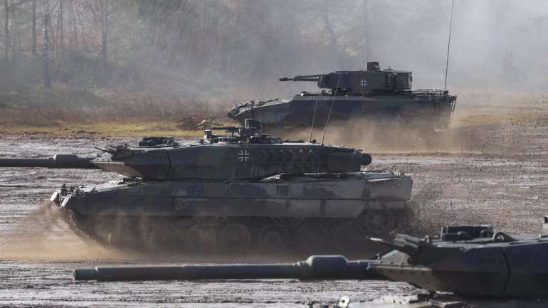 Два важких бойових танки Leopard 2 A6 і бойова машина піхоти Puma на військовому полігоні минулого року в Мюнстері