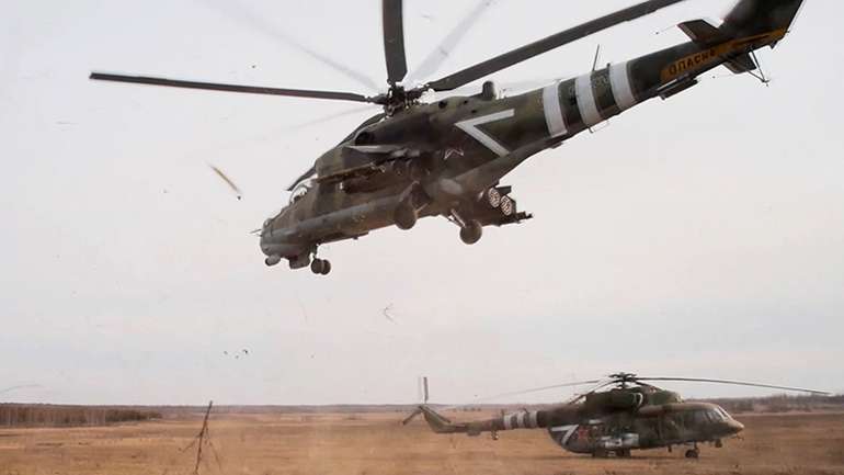 Окупанти перекинули до кордону Білорусі з Україною бойові вертольоти