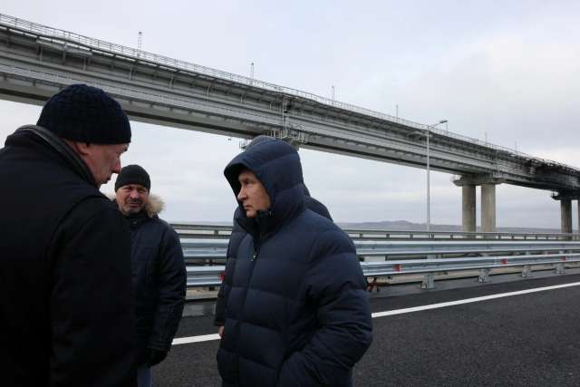 На цій фотографії, оприлюдненій російськими державними ЗМІ, зображено президента путіна на Керченському мосту в грудні.