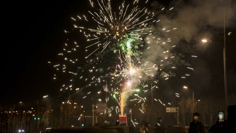 Феєрверк на честь святкування Нового року в Тайані, провінція Шаньдун, 2 січня