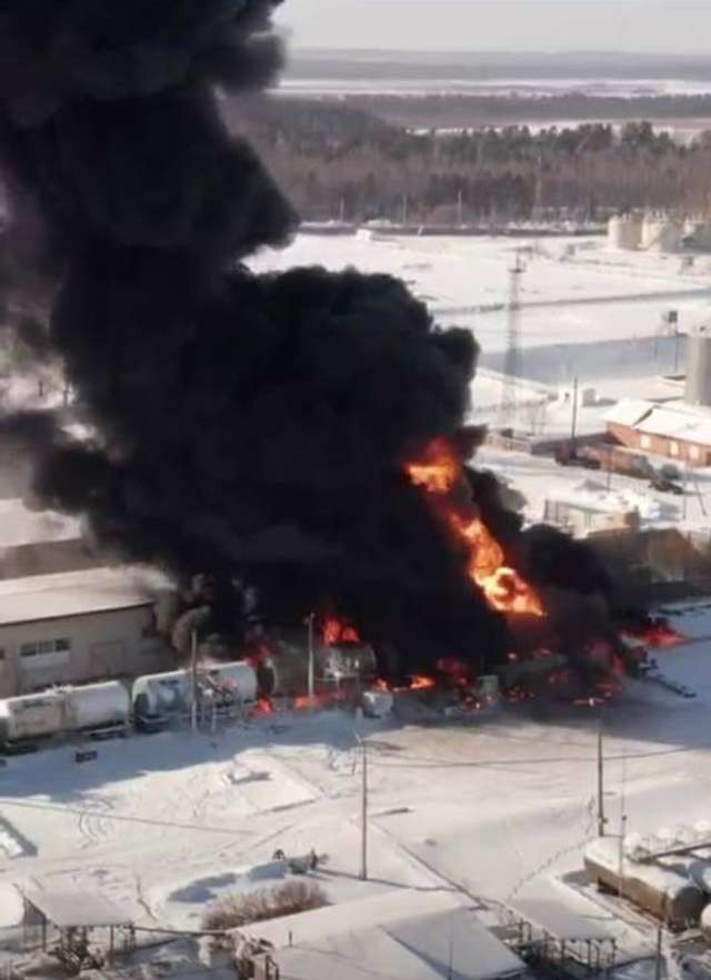 На росії спалахнула пожежа на нафтобазі_4