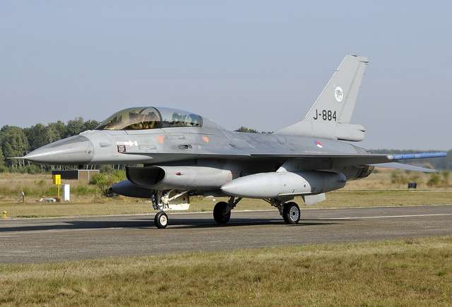 Винищувач F-16BM Fighting Falcon королівських ПС Нідерландів на авіабазі Kleine Brogel, Бельгія, вересень 2009 рік.