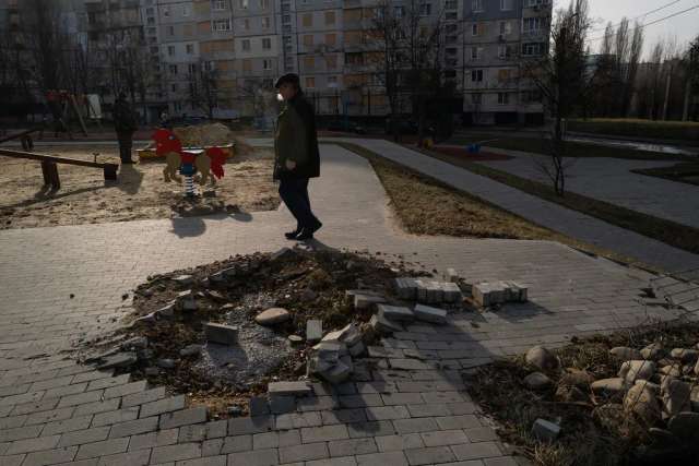 Пошкоджений дитячий майданчик у Харкові, Україна, у п'ятницю. 