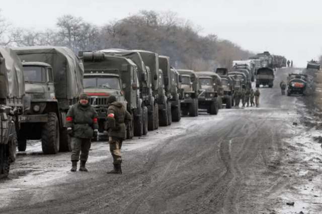 Окупанти на Луганщині підвозять боєприпаси на фронт вантажівками, а не залізницею_2