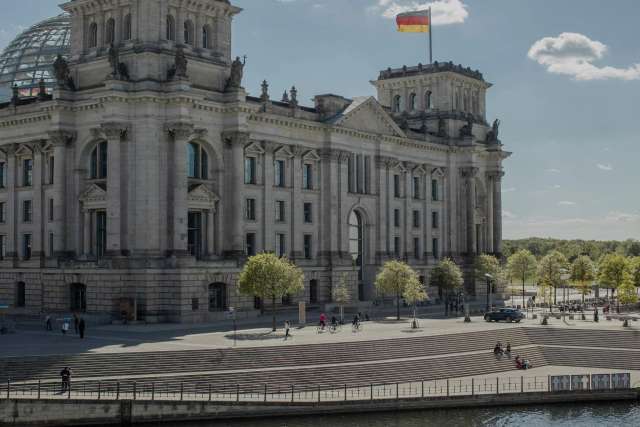 Рейхстаг, де збирається німецький парламент, у Берліні. І Соціал-демократи, і Зелені, найбільші члени правлячої коаліції, мають сильні пацифістські крила, які лідери партій не можуть ігнорувати.