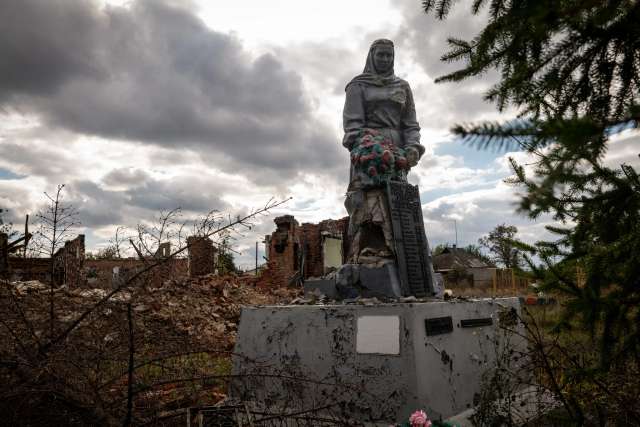 Пошкоджений пам'ятник Другої світової війни в селі Прудянка, Україна.
